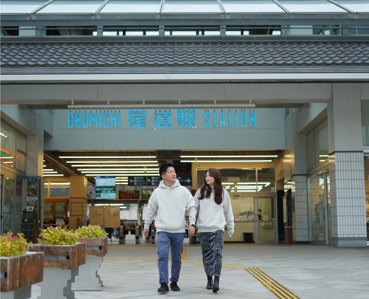 尾道駅を歩く二人