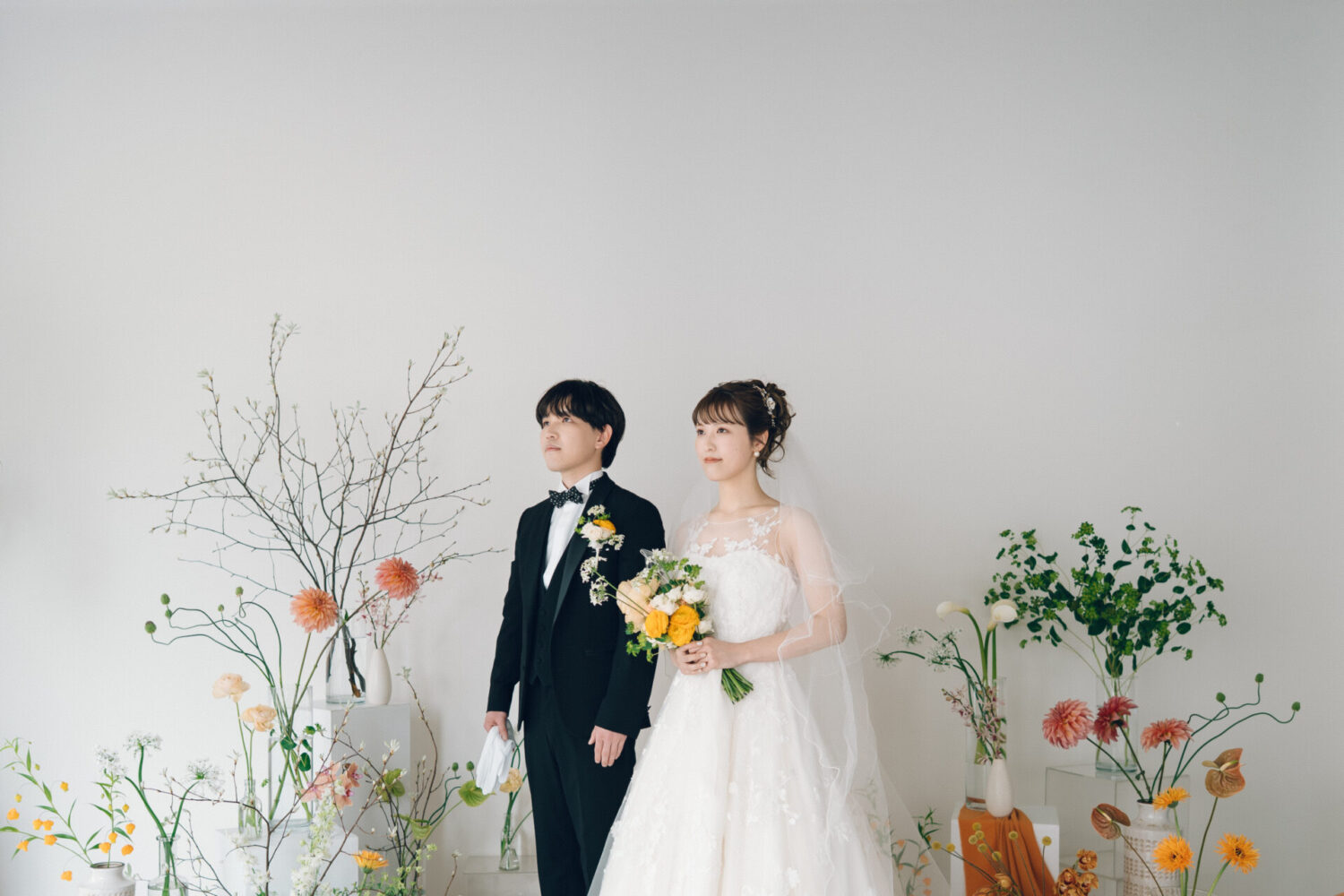 花と写真と結婚式の様子