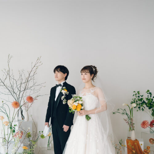 花と写真と結婚式の様子