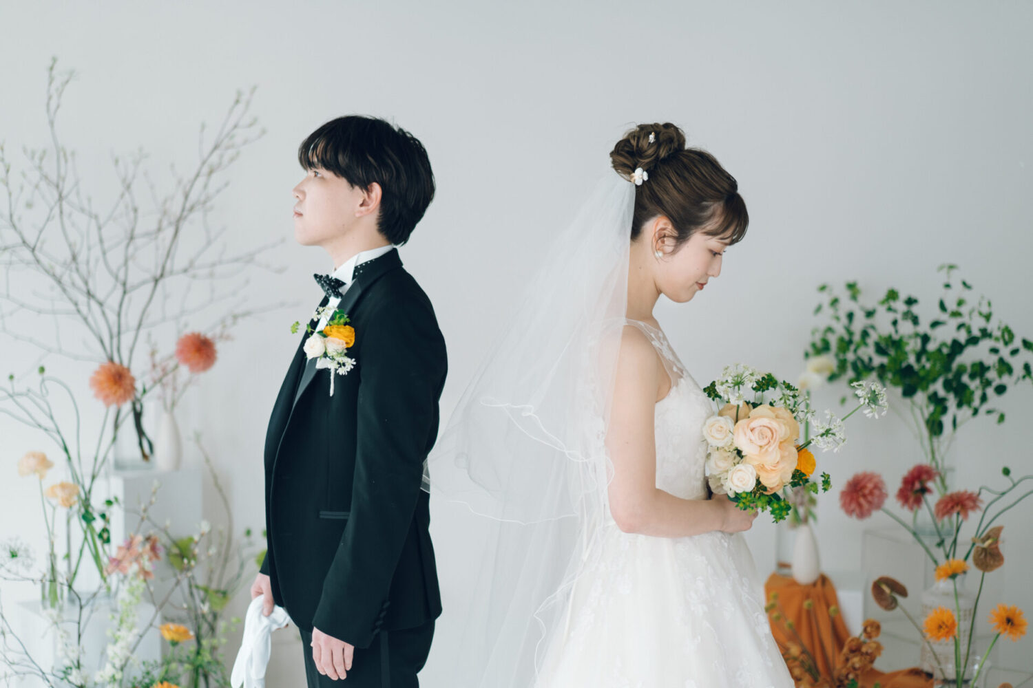 花と写真と結婚式の様子
