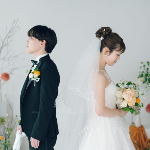 花と写真と結婚式の様子