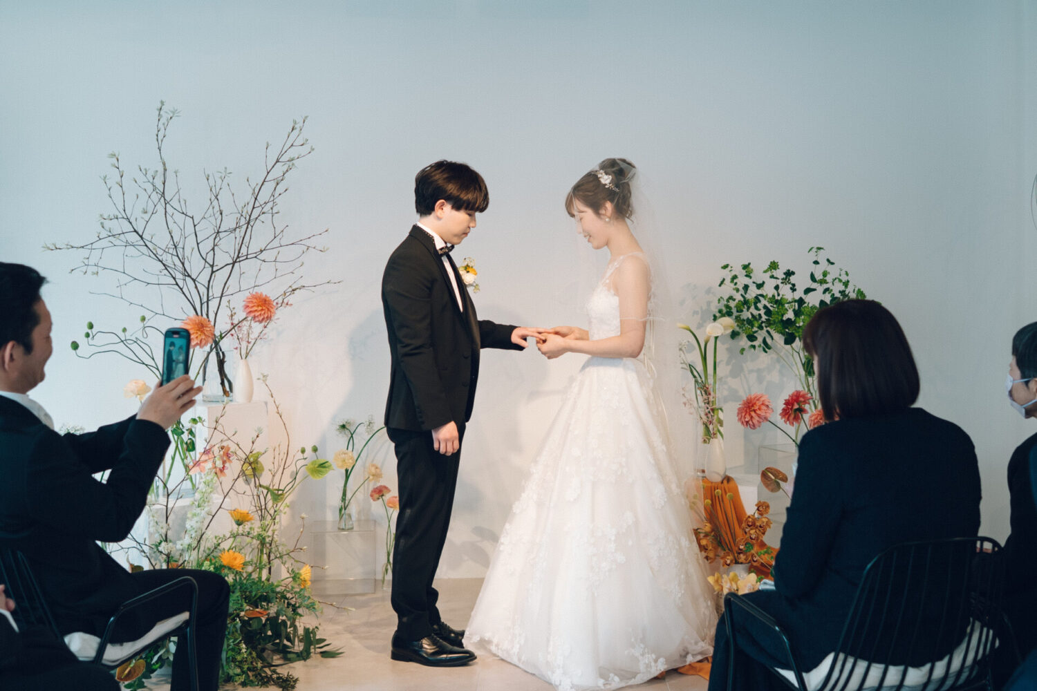 花と写真と結婚式の様子