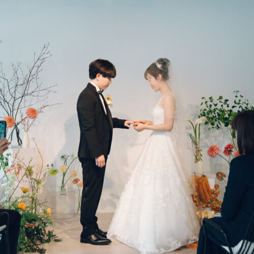 花と写真と結婚式の様子