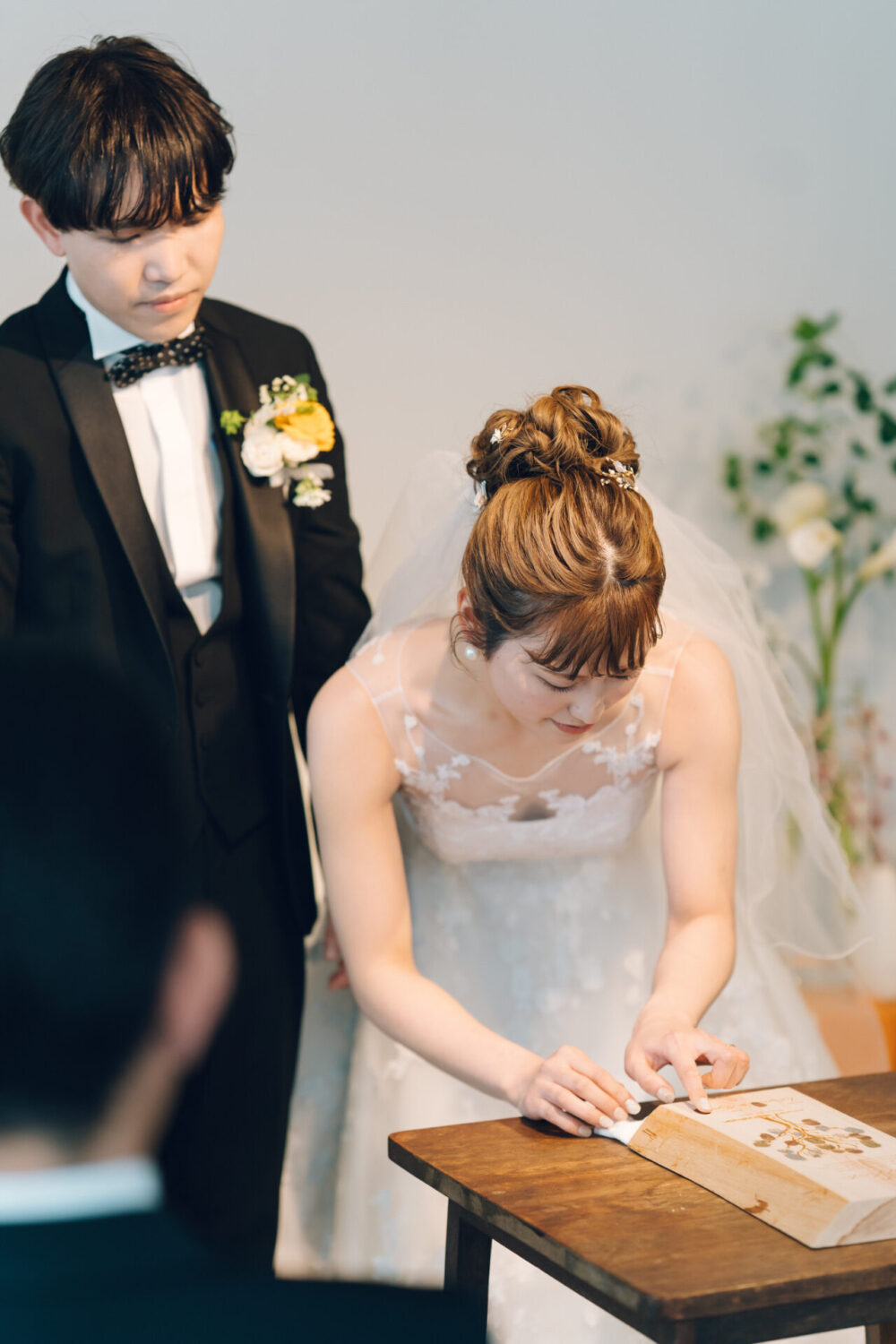 花と写真と結婚式の様子