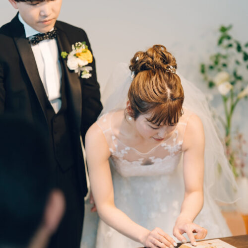 花と写真と結婚式の様子