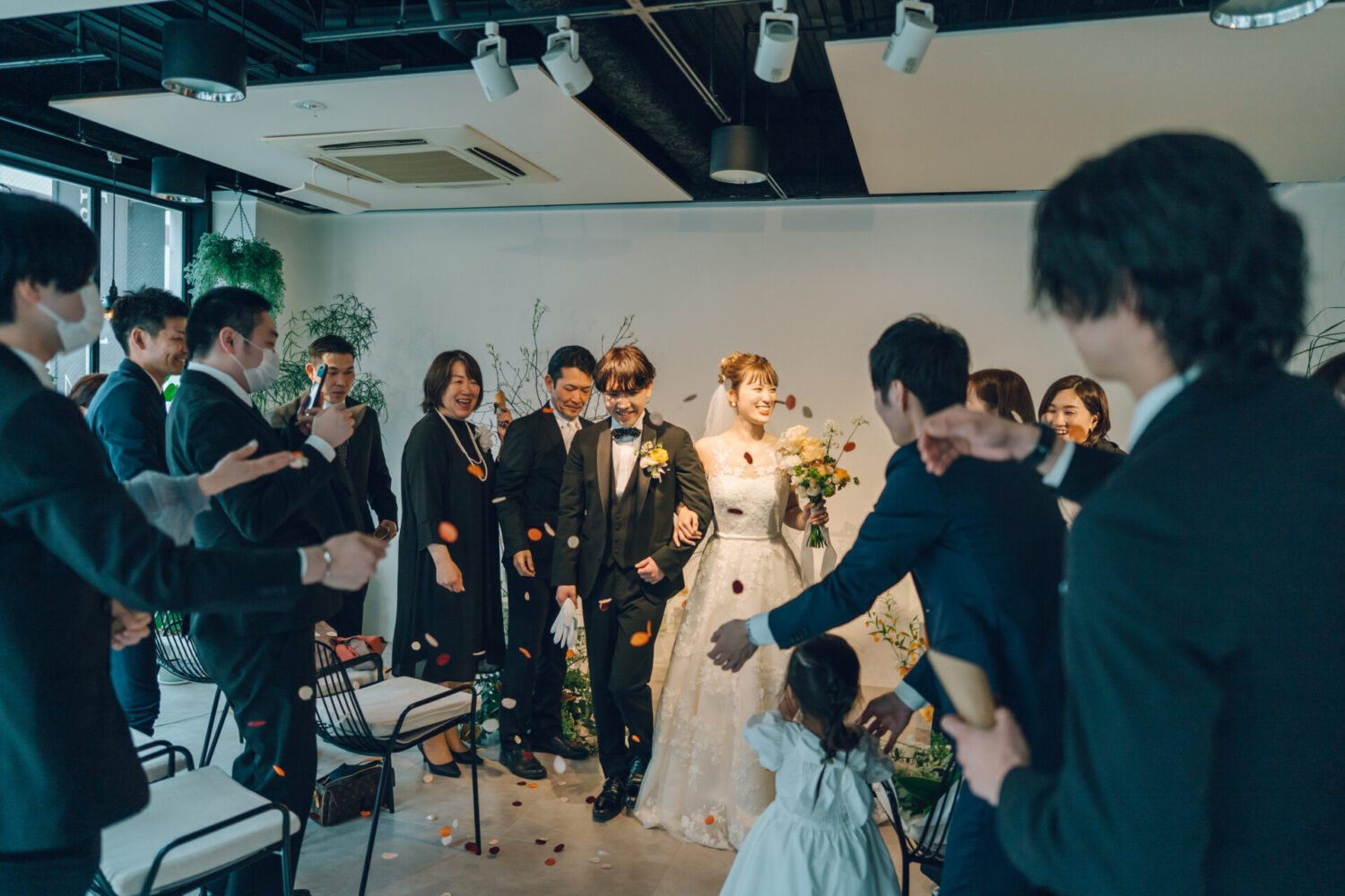 花と写真と結婚式の様子