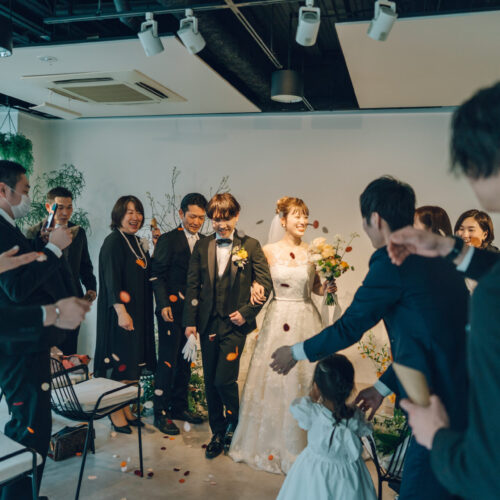 花と写真と結婚式の様子