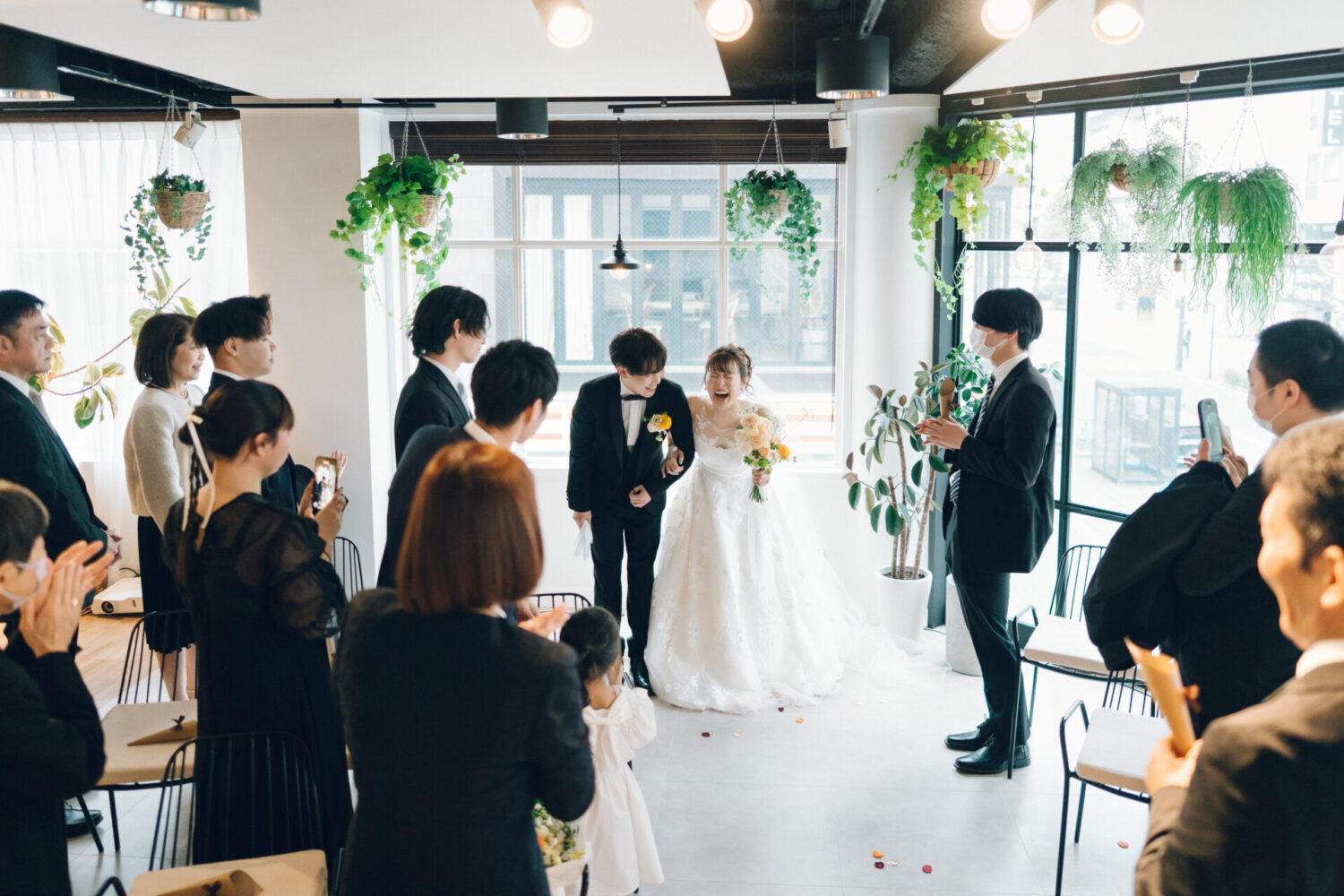 花と写真と結婚式の様子