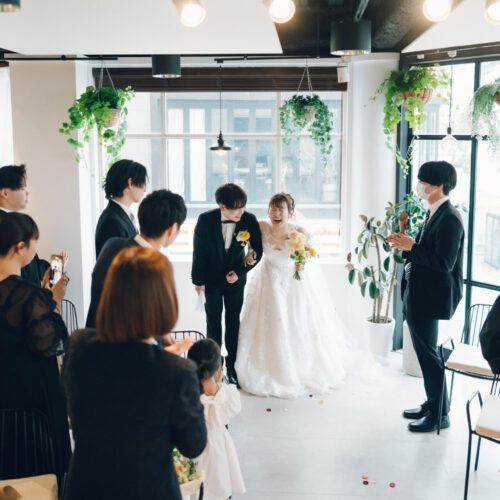 花と写真と結婚式の様子