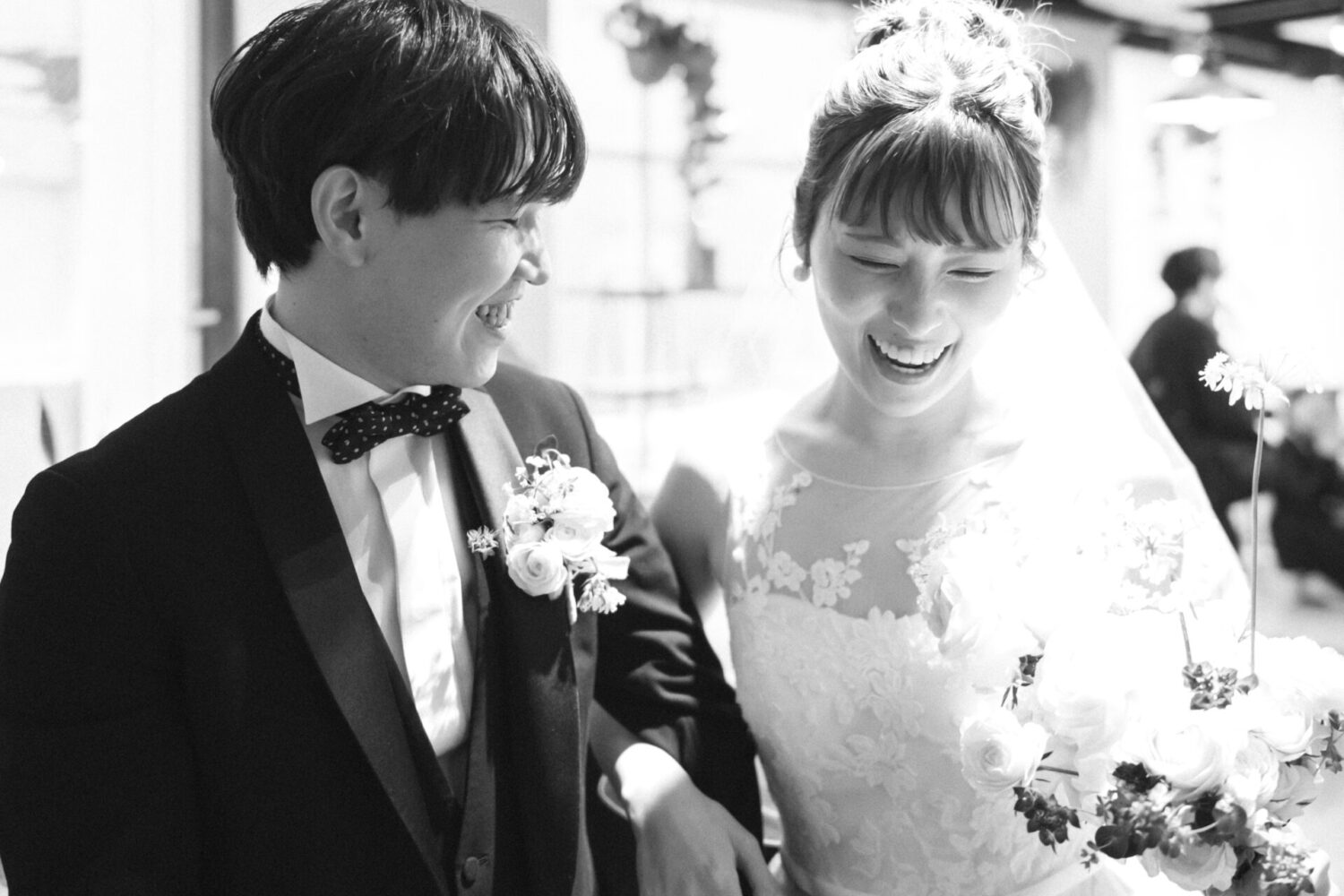 花と写真と結婚式の様子