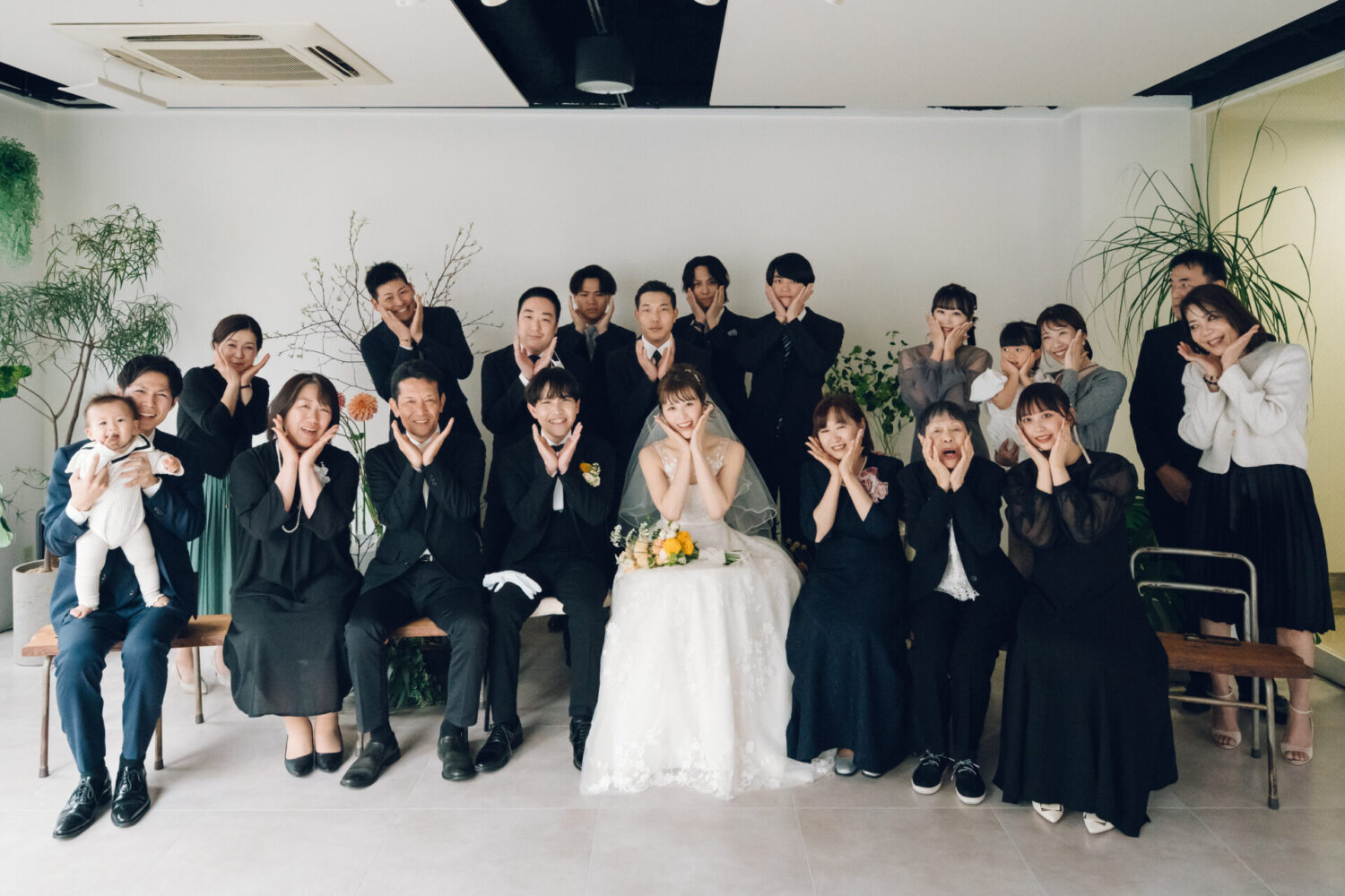 花と写真と結婚式の様子
