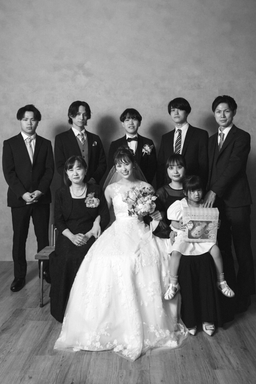 花と写真と結婚式の様子