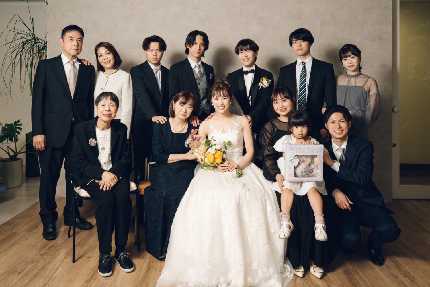花と写真と結婚式の様子