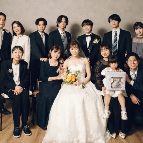 花と写真と結婚式の様子