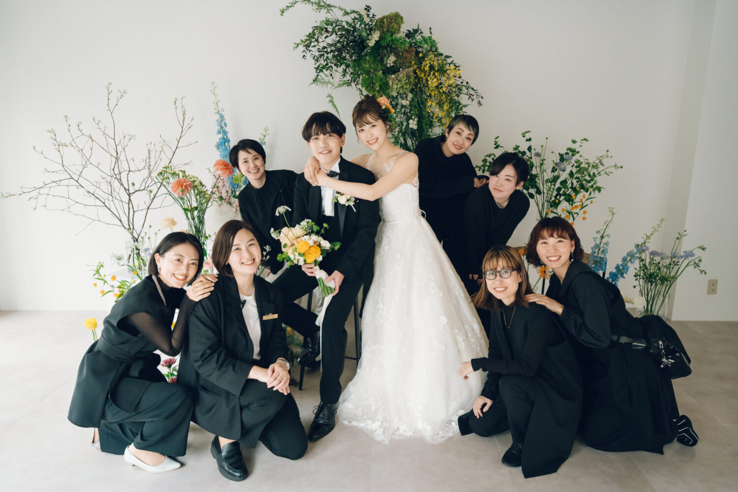 花と写真と結婚式の様子