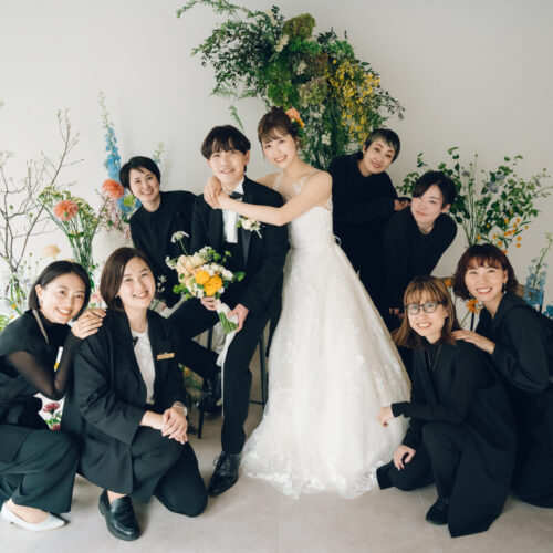 花と写真と結婚式の様子