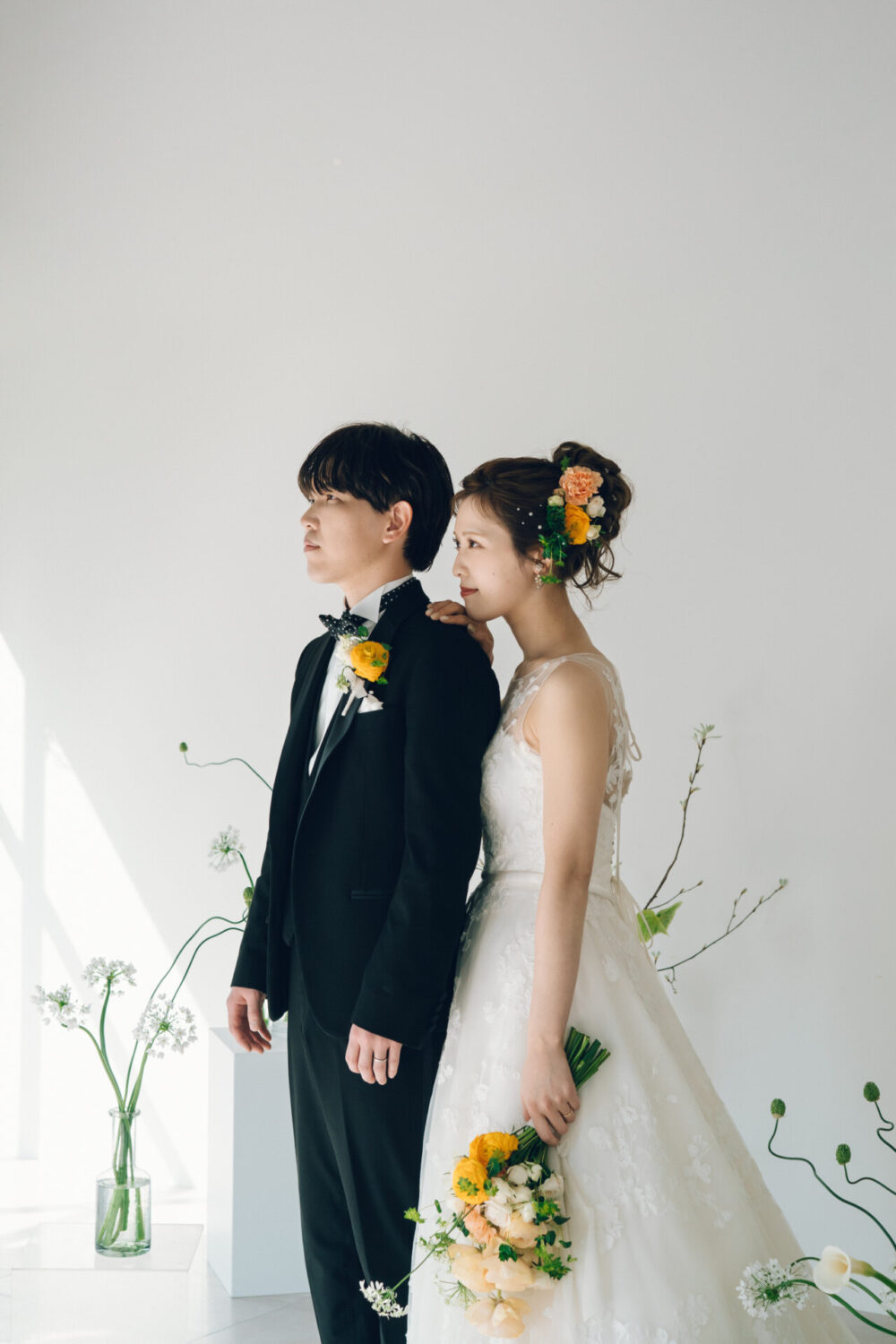 花と写真と結婚式の様子