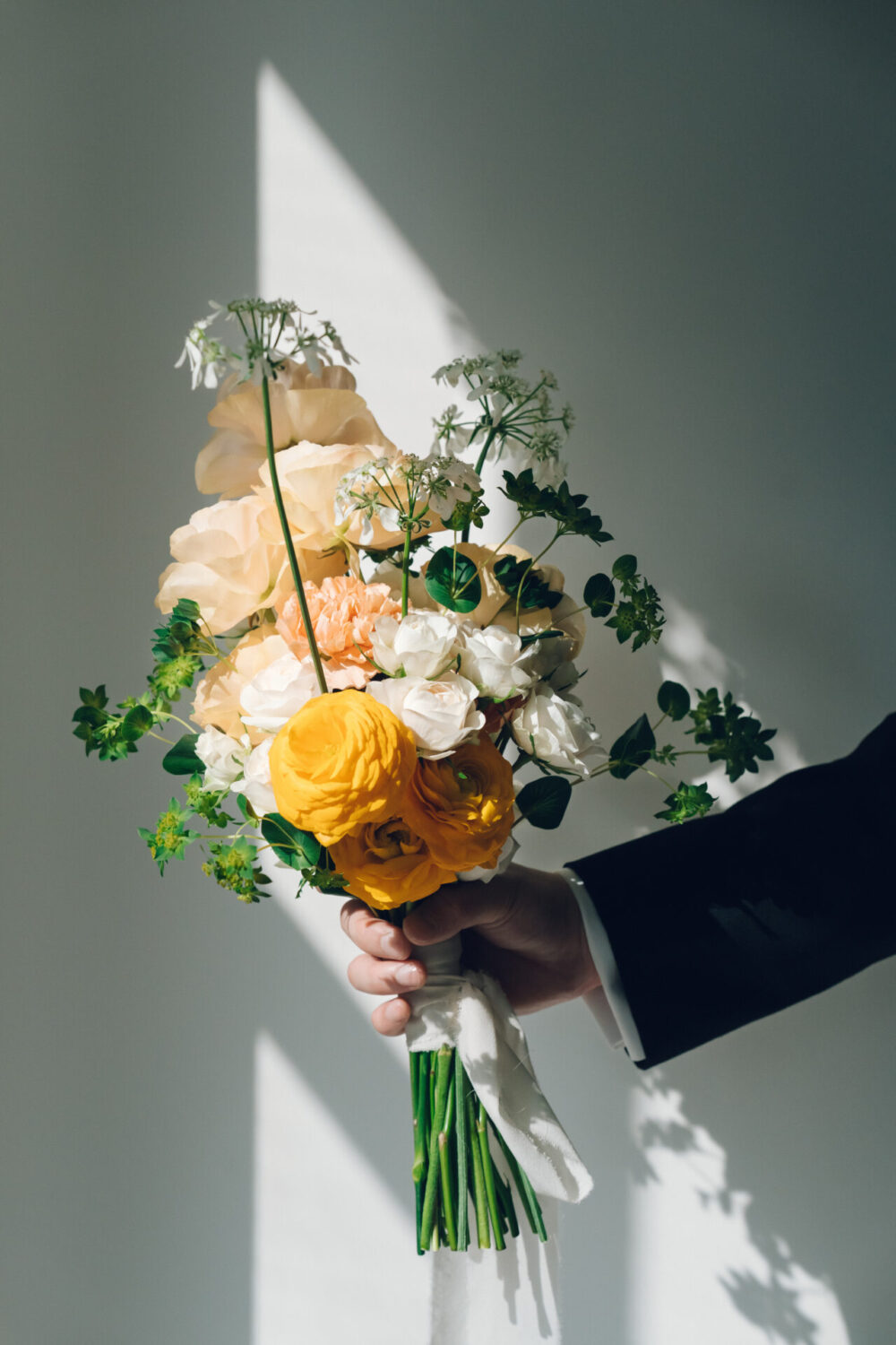 花と写真と結婚式の様子