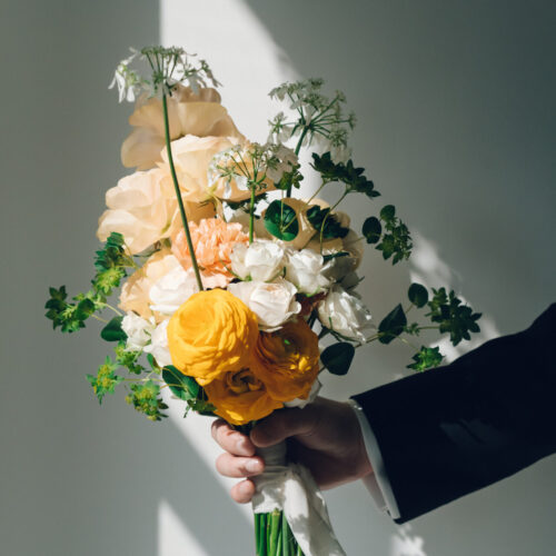 花と写真と結婚式の様子
