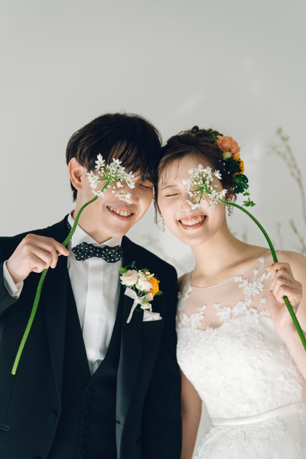花と写真と結婚式の様子