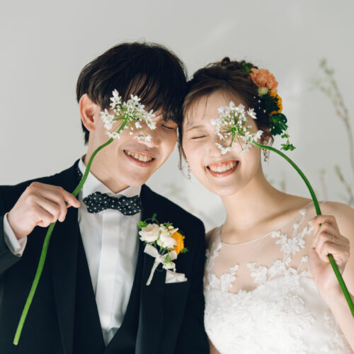 花と写真と結婚式の様子