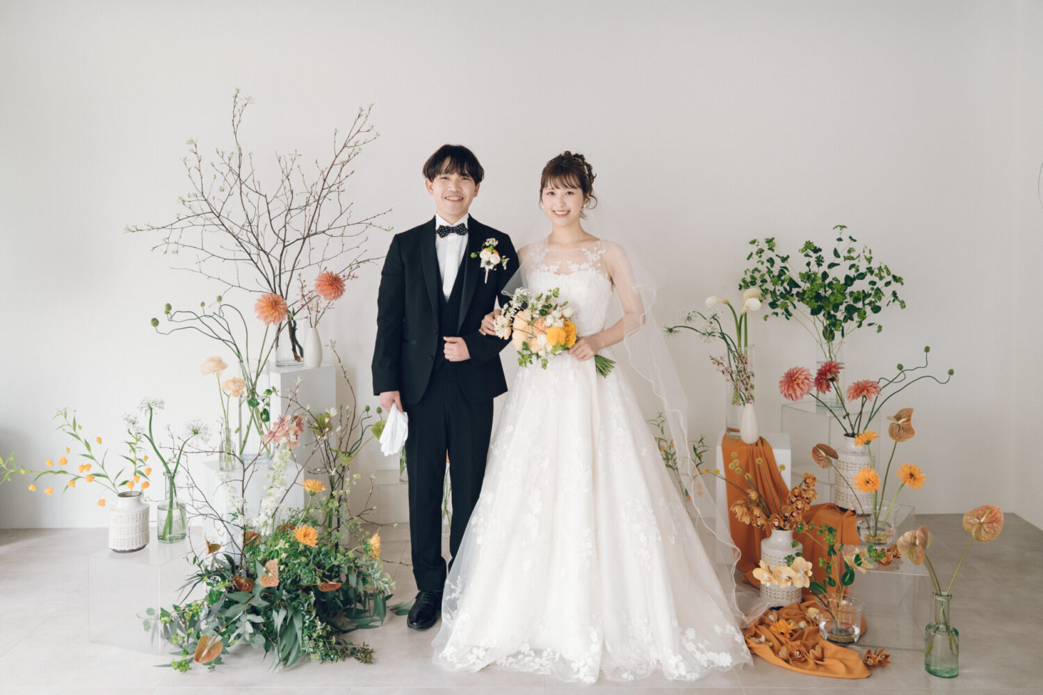 花と写真と結婚式の様子
