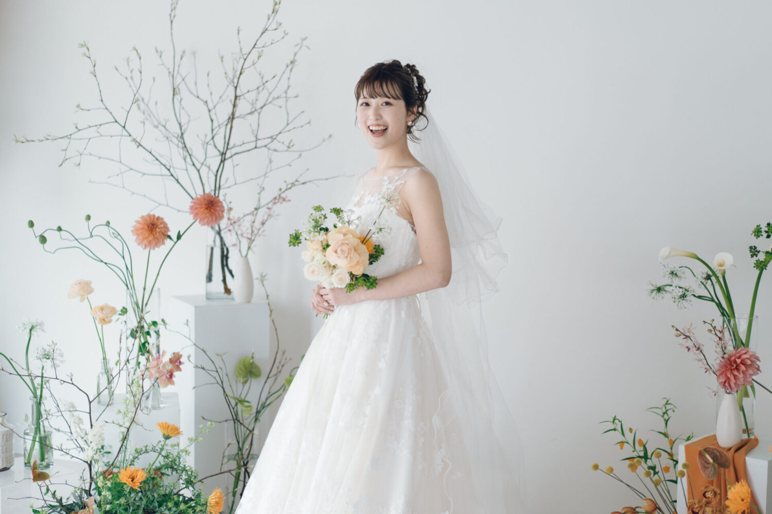 花と写真と結婚式の様子