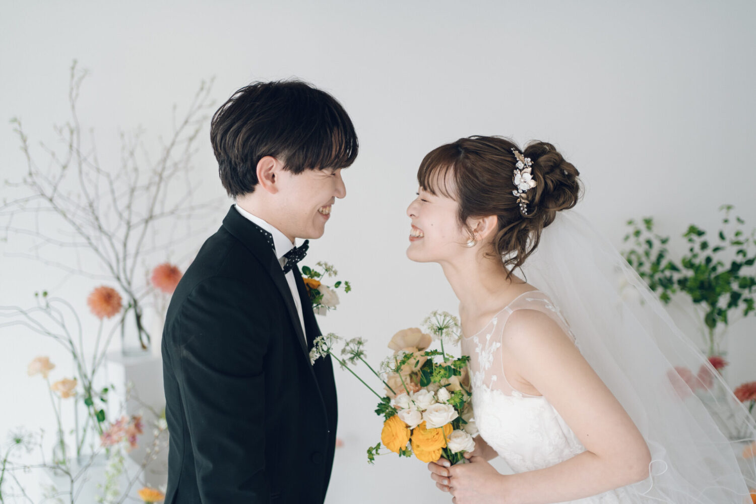 花と写真と結婚式の様子
