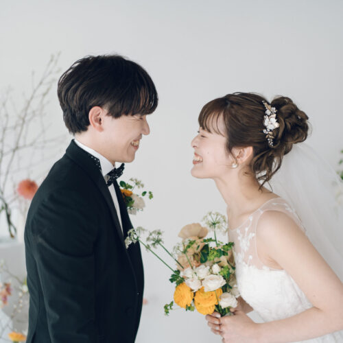 花と写真と結婚式の様子