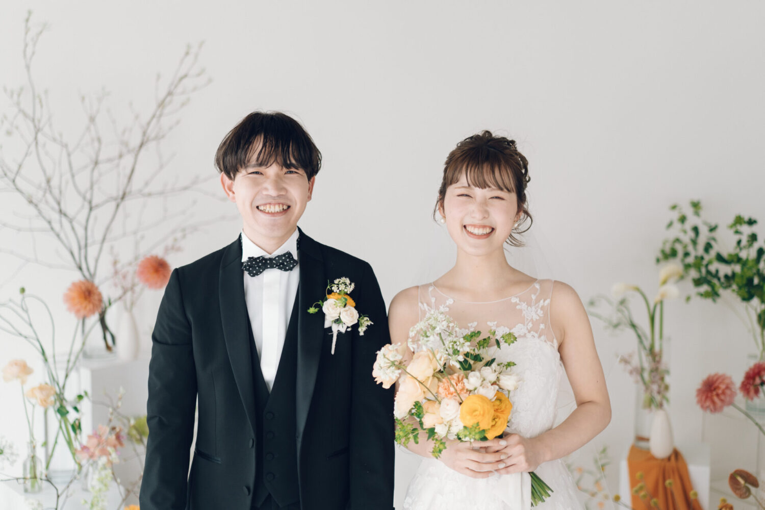花と写真と結婚式の様子