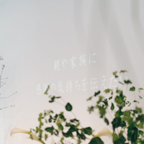 花と写真と結婚式の様子