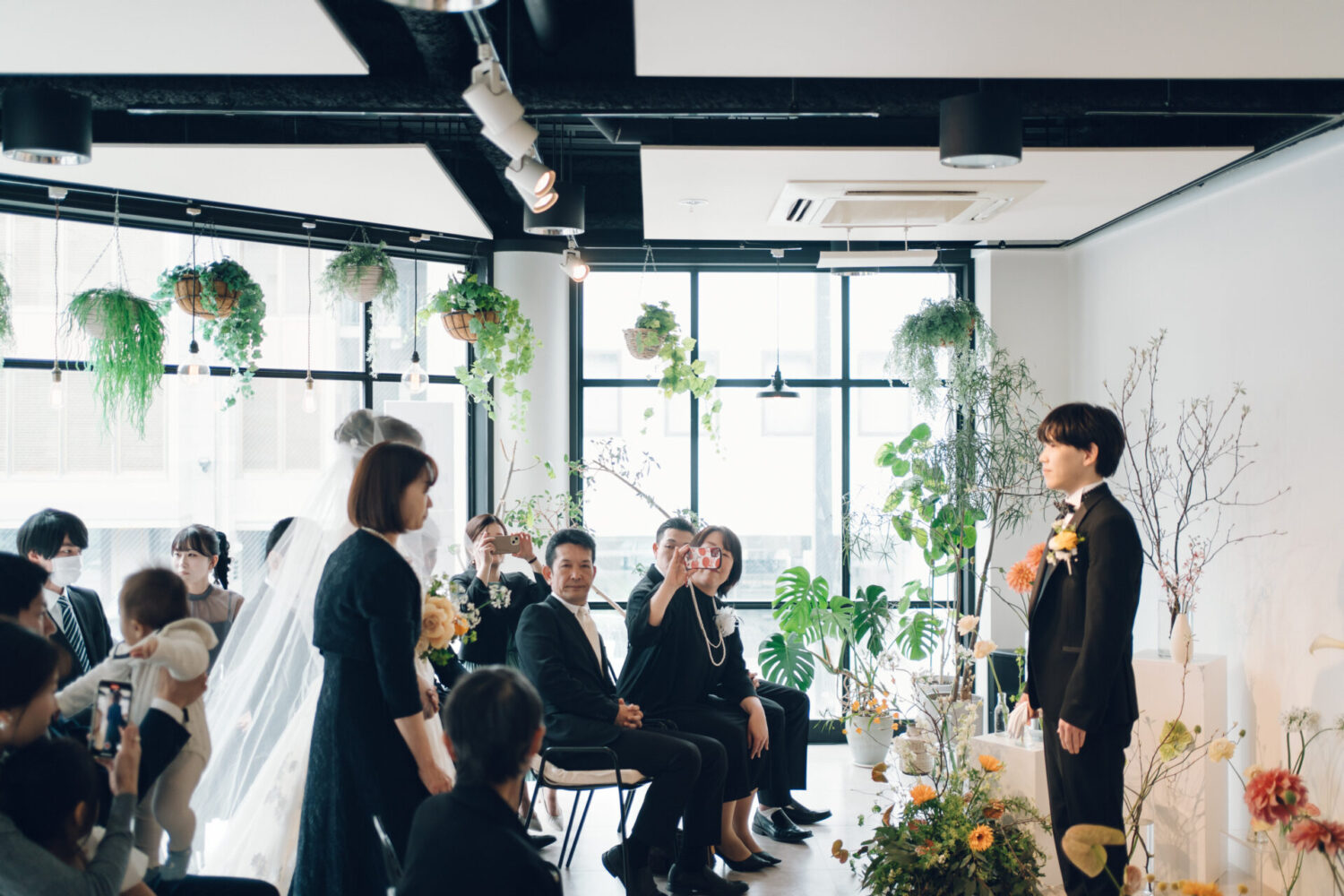 花と写真と結婚式の様子