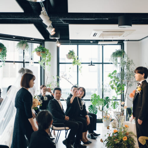 花と写真と結婚式の様子