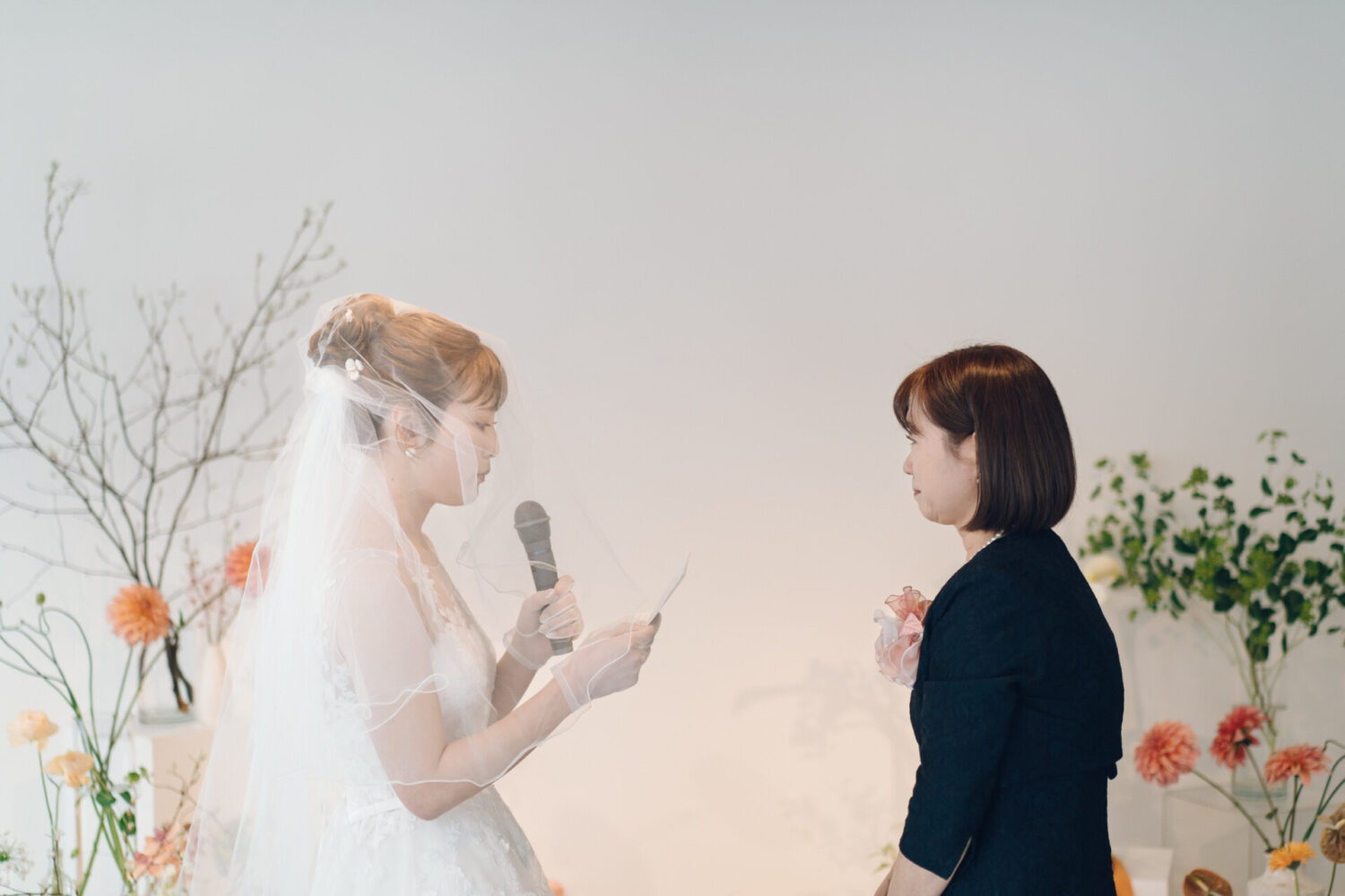 花と写真と結婚式の様子