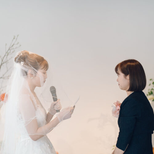 花と写真と結婚式の様子