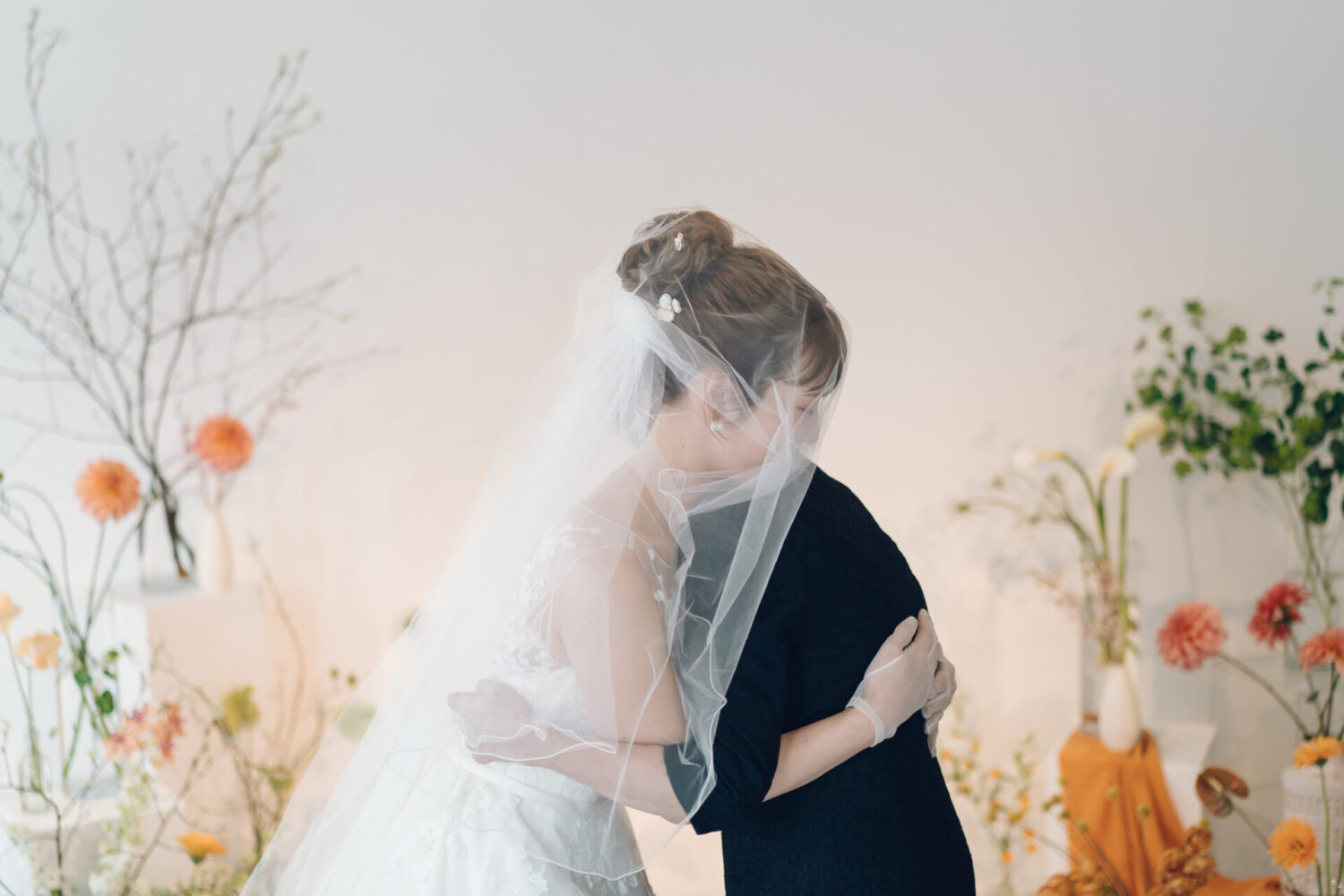 花と写真と結婚式の様子