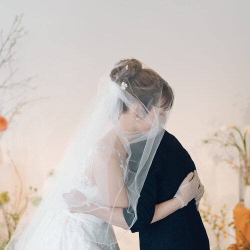花と写真と結婚式の様子