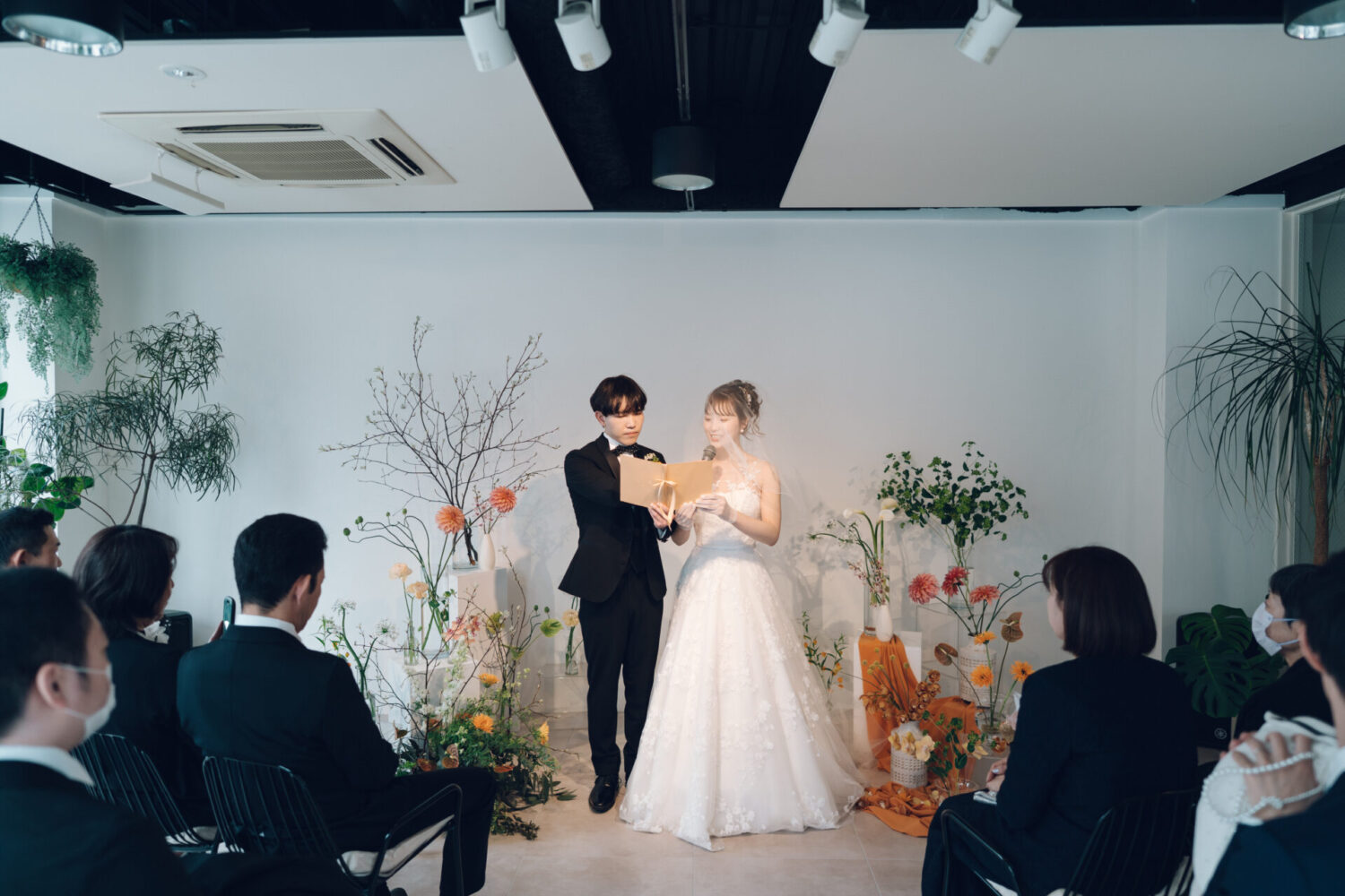 花と写真と結婚式の様子
