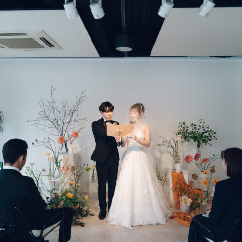 花と写真と結婚式の様子