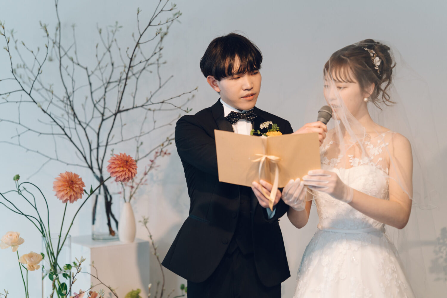 花と写真と結婚式の様子