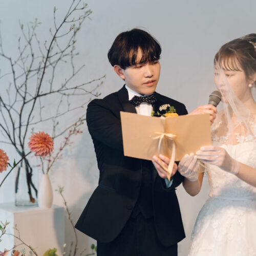 花と写真と結婚式の様子