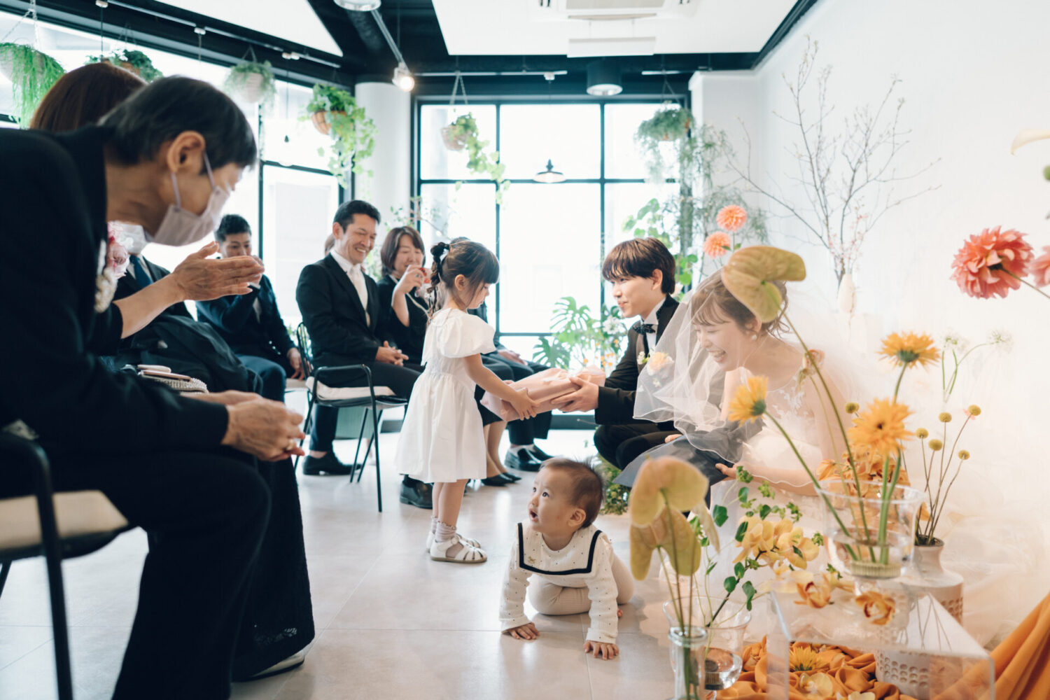花と写真と結婚式の様子