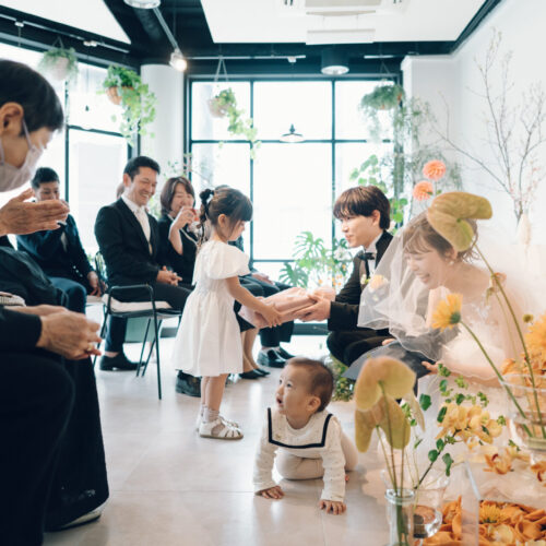 花と写真と結婚式の様子