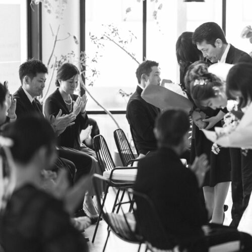 花と写真と結婚式の様子
