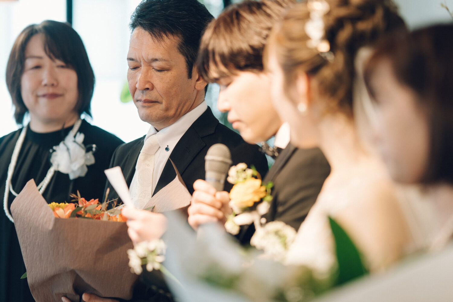 花と写真と結婚式の様子