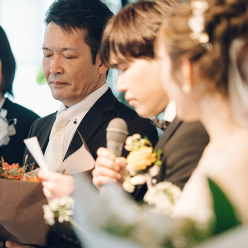 花と写真と結婚式の様子
