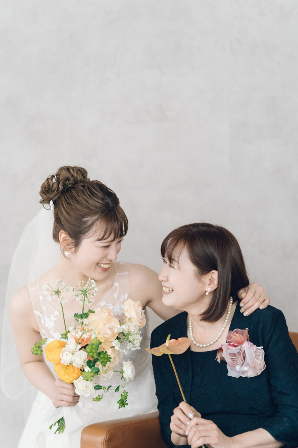 花と写真と結婚式の様子