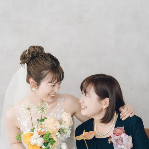 花と写真と結婚式の様子