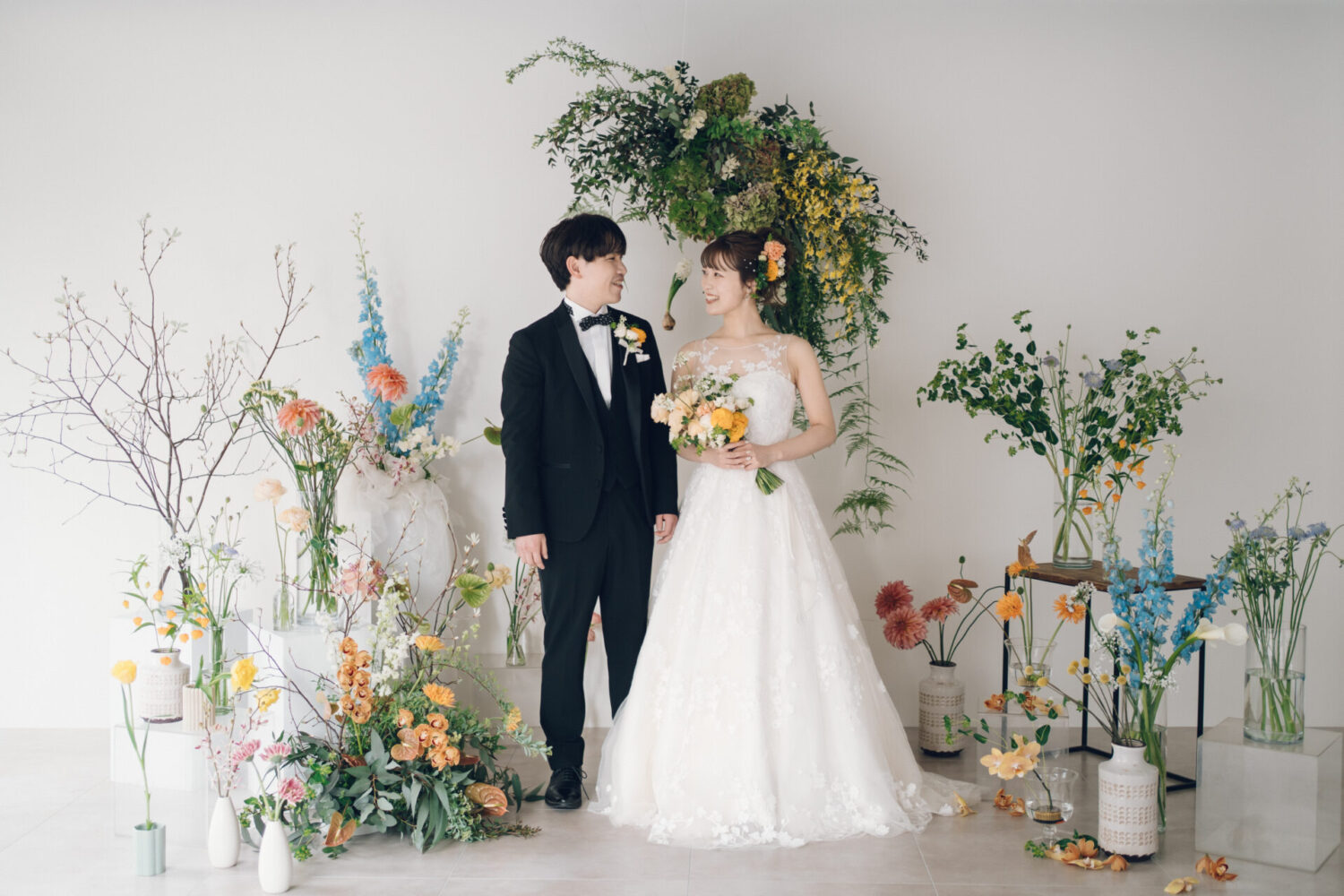 花と写真と結婚式の様子