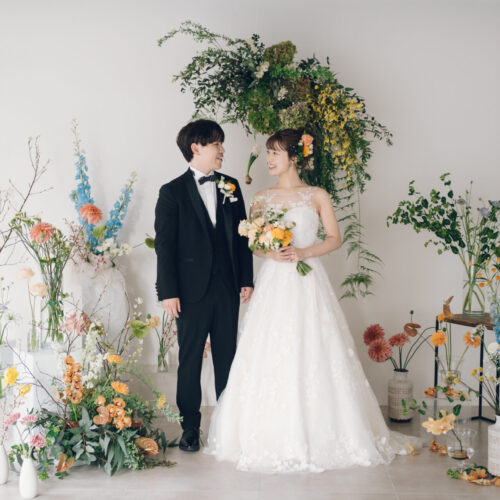 花と写真と結婚式の様子